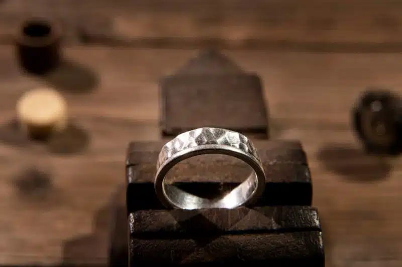 Comment réussir le choix d’une bague chevalière pour homme