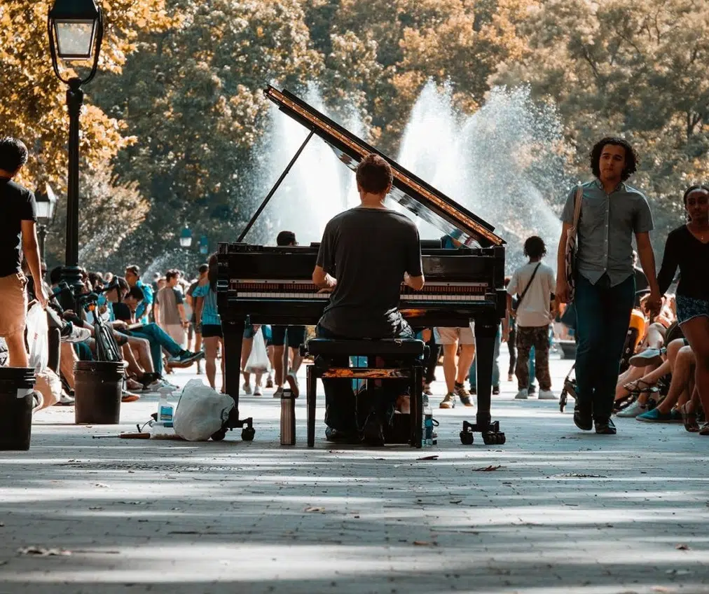 Jeune homme qui joue du piano en plein ville