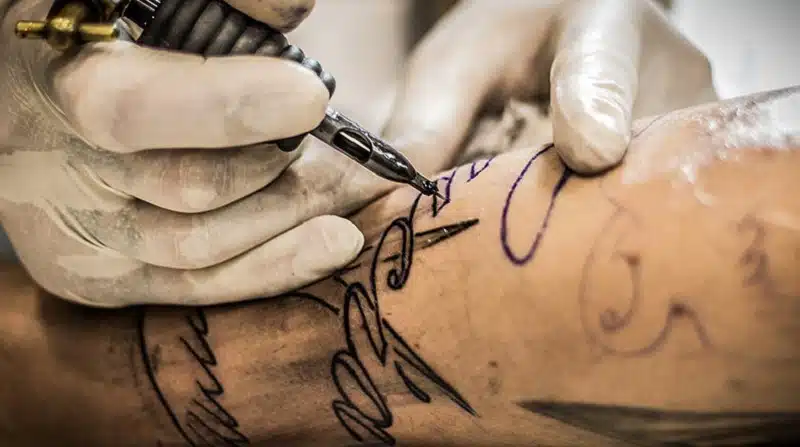meilleurs tatoueurs pour un tatouage en forme de S