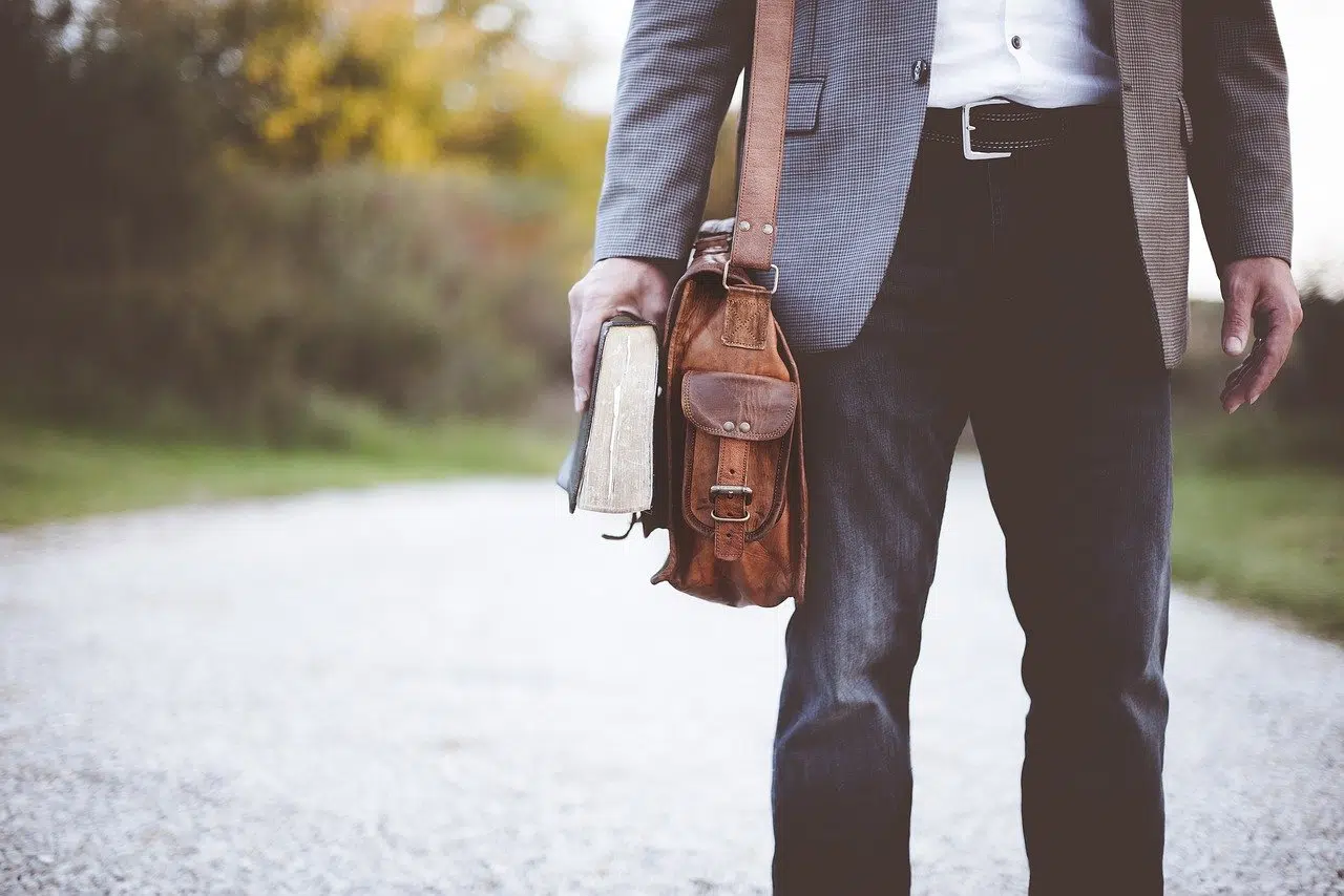 Un homme avec une sacoche