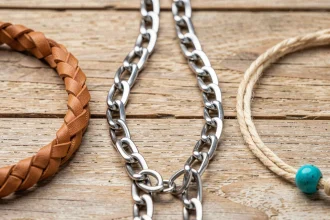Comparaison de trois bracelets en cuir, acier inoxydable et coton naturel posés sur une surface en bois clair