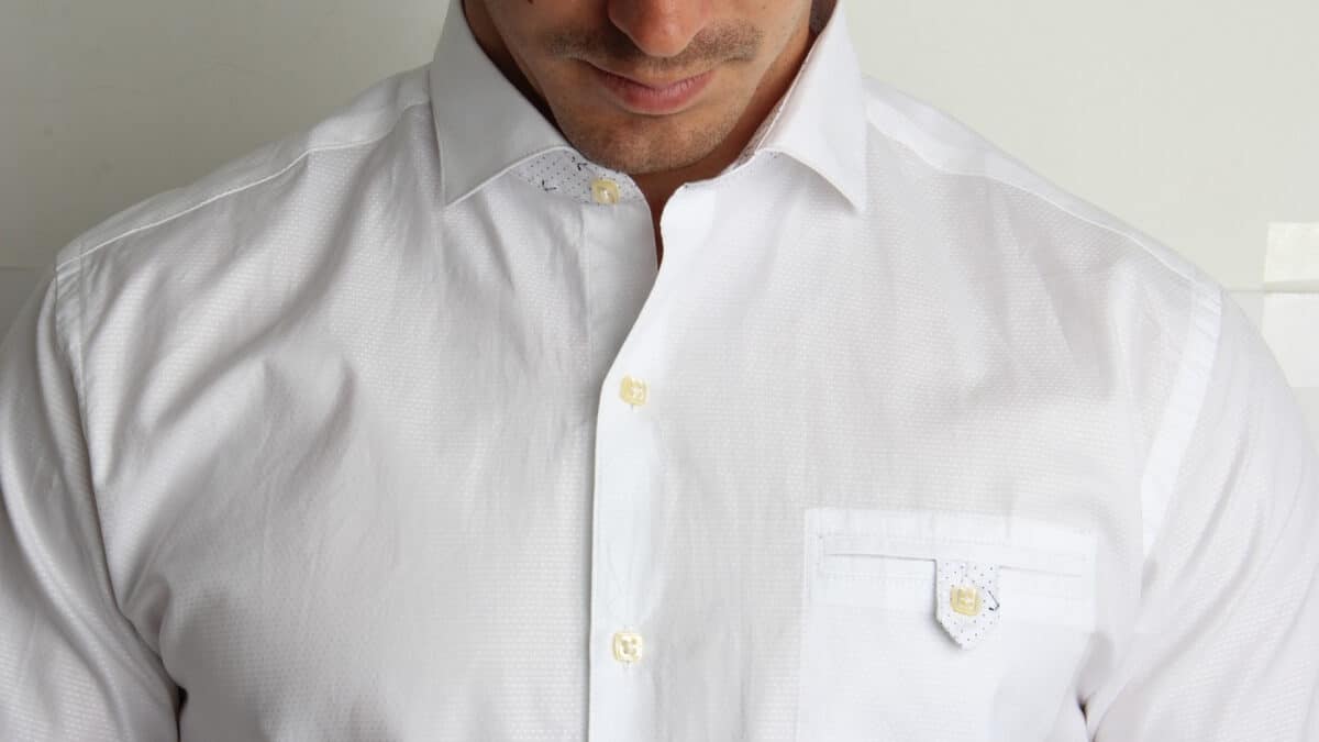 Messieurs : 2 façons de porter une chemise blanche pour un look chic !